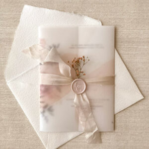 envoltura papel vegetal, lacre, seda y flor